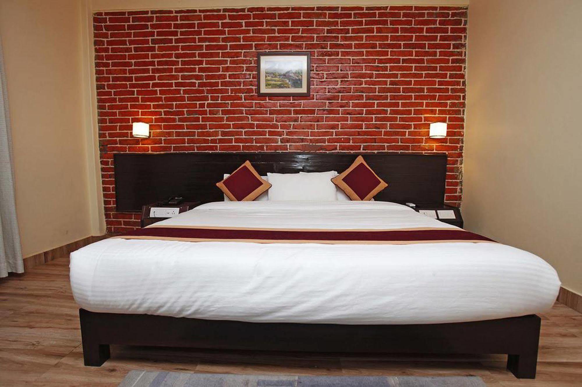 Hotel Dandelion Pokhara Exterior foto